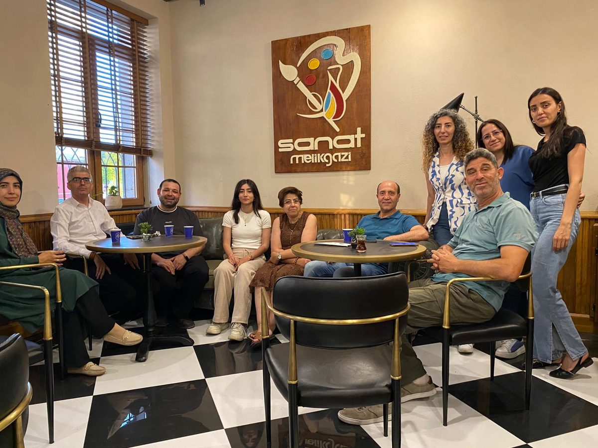 Sanat Melikgazi'de kurs sonrası bir araya gelen öğrenciler