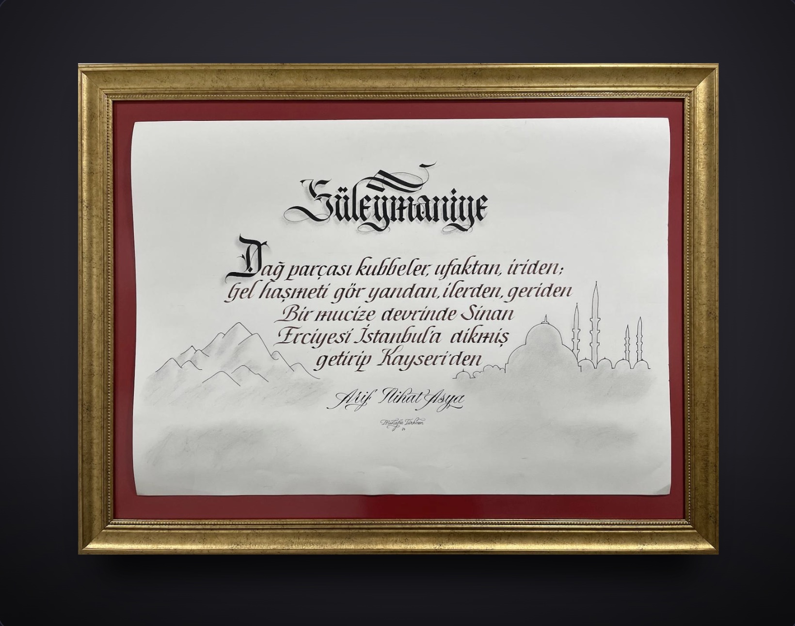 Çerçeveli kaligrafi: 'Süleymaniye' başlığı gotik (blackletter) tarzda, altında Arif Nihat Asya'nın şiiri, Erciyes ve Süleymaniye Camii silüetinin kalem çizimiyle
